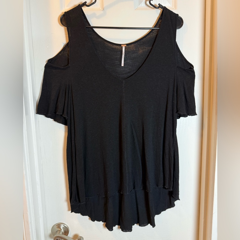 Free People Black Top Size M Cold Shoulder Short Sleeves Scoop Neck HiLow Hem
